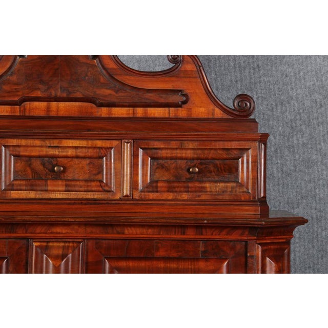 Mid 18th Century Baroque Cabinet in Walnut, Frankfurt, Germany, 18th Century For Sale - Image 5 of 18