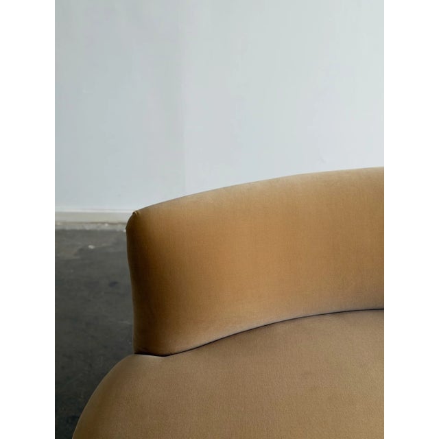 Mid-Century Modern Kidney Sofa in Butter Cotton Velvet For Sale - Image 3 of 12
