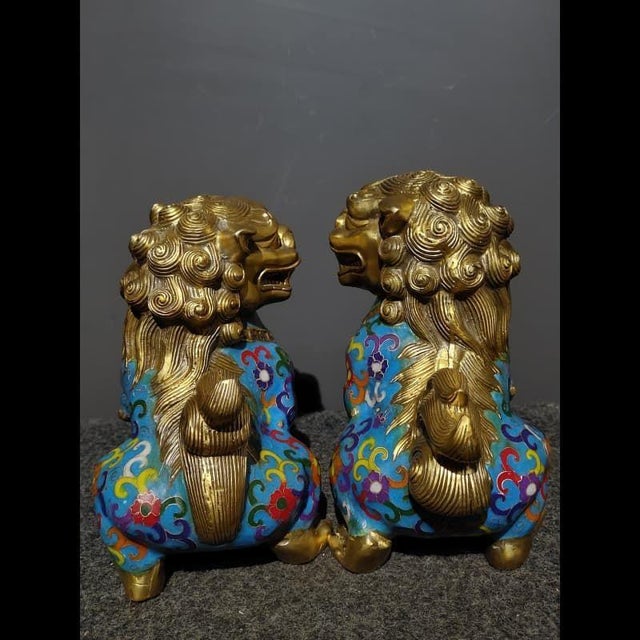 Pair of Vintage Cloisonné Enamel Guardian Lions – Gilt Bronze Wealth Foo Dogs For Sale - Image 4 of 10