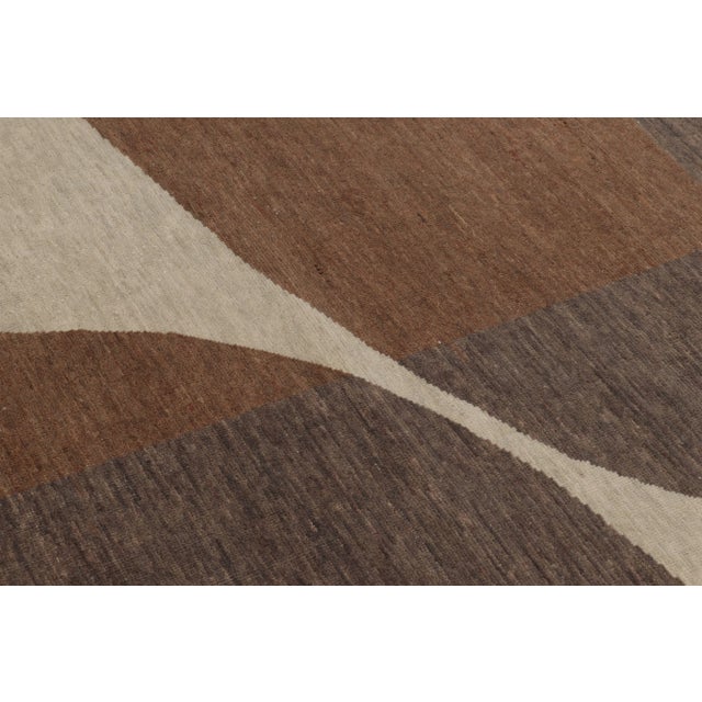 Rug & Kilim’s Modern Rug in Brown and Cream Abstract Curve Pattern For Sale In New York - Image 6 of 8