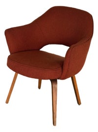 Example of Eero Saarinen Office Chairs
