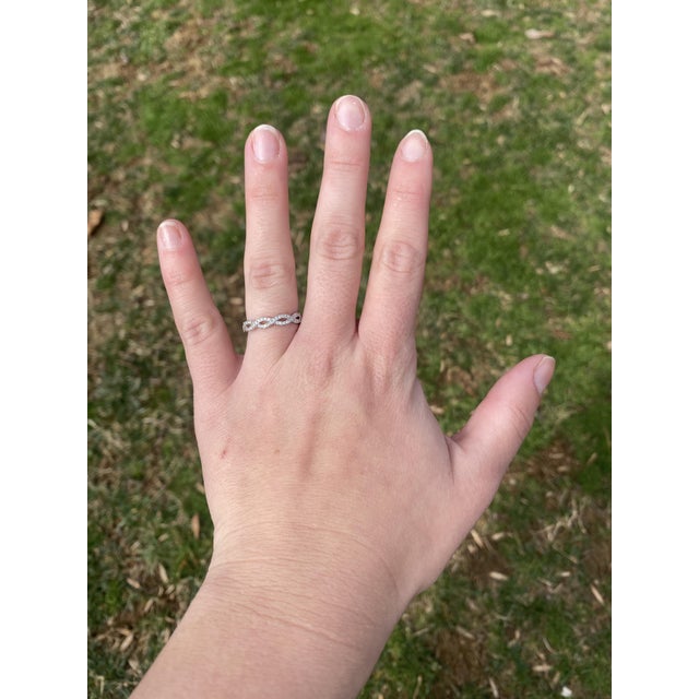 Metal Neil Lane .25ctw Diamond Infinity Band Ring, 14k White Gold, Ring Size 6.5 For Sale - Image 7 of 7