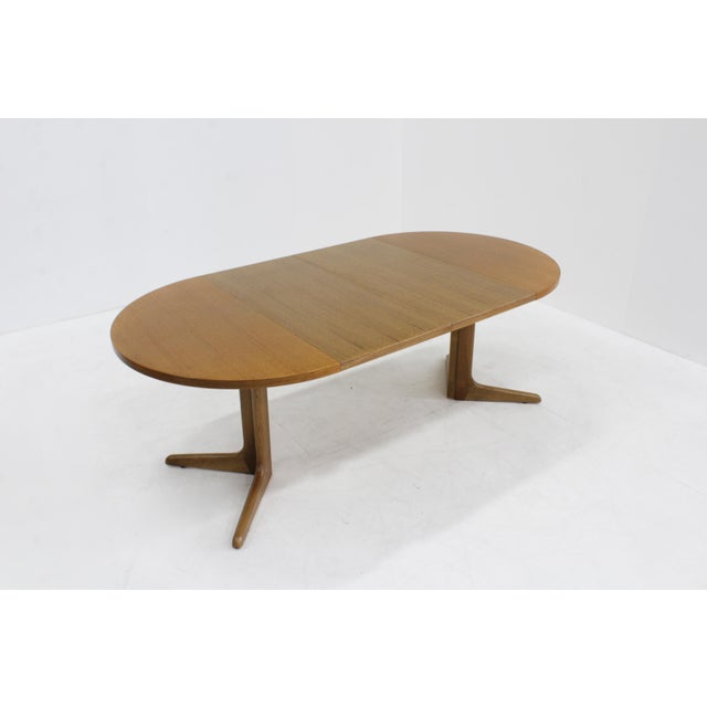 Vintage Danish round extendable dining table from the 1960s with 2 extension leaves, originating from Denmark. Subtle wood...