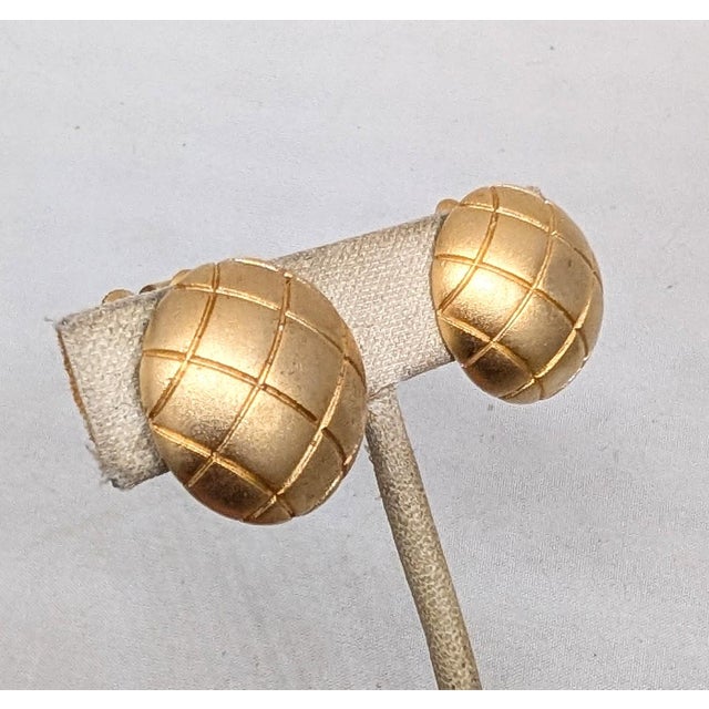 Vintage 1960s Signed Napier Goldtone Round Domed Quilted Clip Earrings-2 Pieces For Sale In Philadelphia - Image 6 of 7