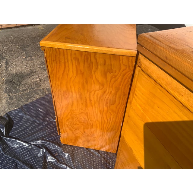 Mid-Century Modern Minimalist Blonde Ash 5-Drawer & Matching 4-Drawer Tall Nightstand Set - Built With Atlas Plywood Components in the Style of Mengel For Sale - Image 12 of 18