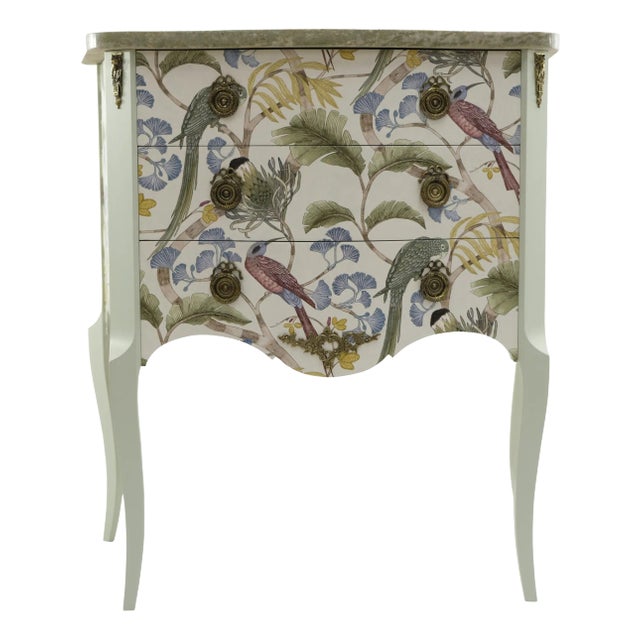 1950s Gustavian Style Commode in Antique White With Exotic Birds Design and Marble Top For Sale