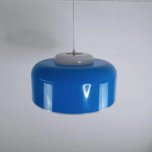 1960s acrylic glass pendant light, very pretty light which also diffuses slightly from the top of the light. Up to 250V...