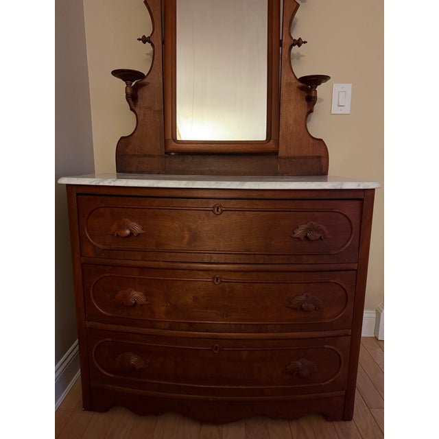 Late-19th-Century to Early-20th-Century Victorian/Eastlake-Style Marble-Top Dresser With an Attached Mirror For Sale In New York - Image 6 of 8