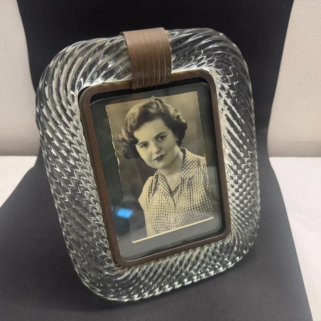 This exquisite 1930s Art Deco picture frame perfectly embodies the refined elegance of Italian craftsmanship, heavily...