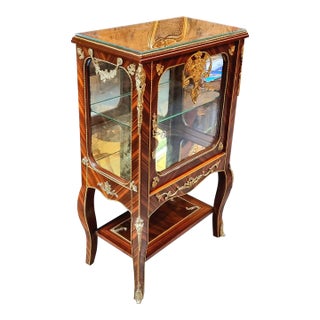 French Louis XV Petite Display Cabinet – Mirrored Interior With Gold Leaf Details & Glass Top For Sale