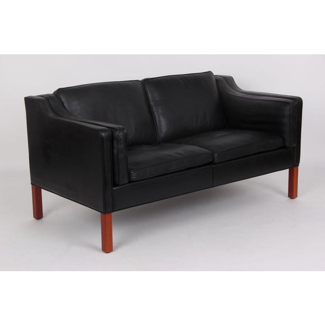 Beautiful original Børge Mogensen sofa, model 2212, with original black leather upholstery. The sofa is in excellent...