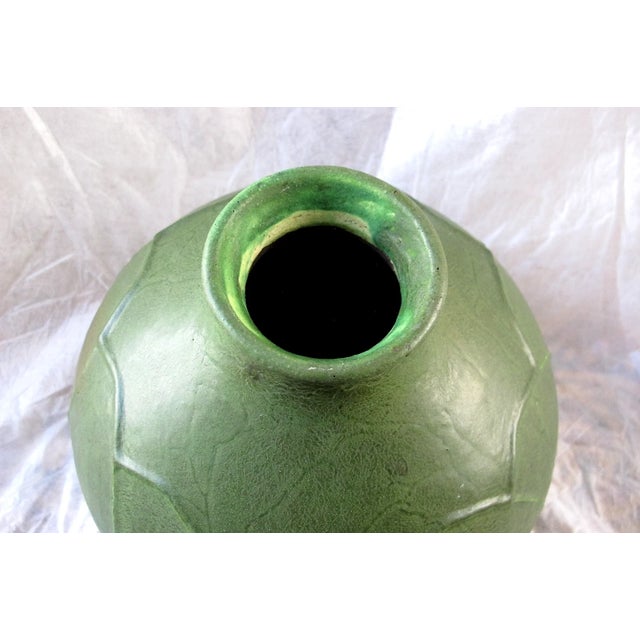 Arts & Crafts Antique 1904 Grueby Pottery Boston Matte Green Carved Leaves Vase - Artist Signed Fg For Sale - Image 3 of 9