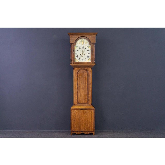 Longcase clock Epoch & style: England, 1st half of the 19th century : - made of solid oak - top part with all-round...