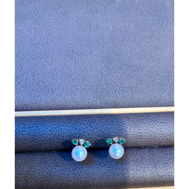 Akoya Pearl Stud Earring with Tiny Diamond & Emerald in 18 Karat Yellow Gold For Sale In New York - Image 6 of 18