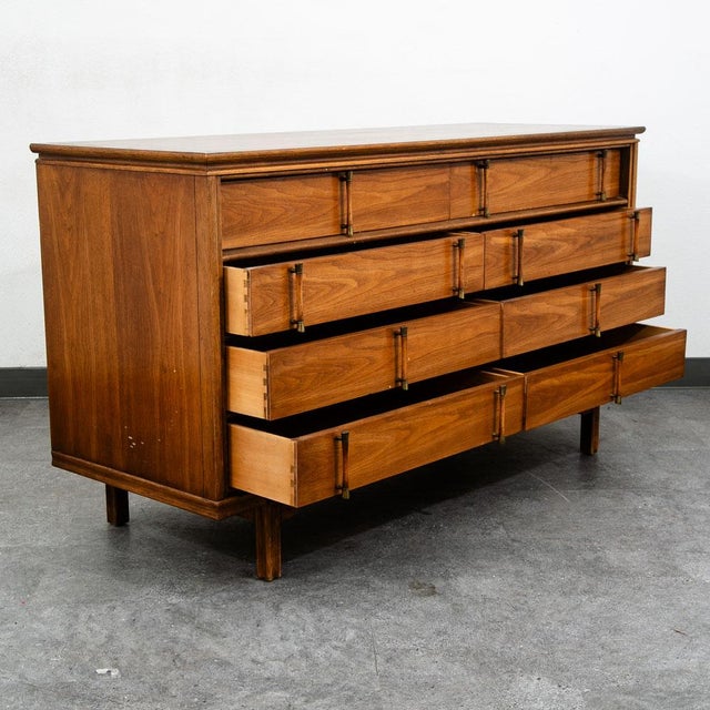 1960s Mid Century Modern Credenza Dresser 8 Drawers Thomasville Walnut, Attributed For Sale - Image 5 of 11