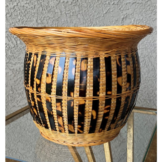 Wood Mid 20th-Century Finely Handwoven Tortoiseshell & Natural Rattan Cachepot Basket For Sale - Image 7 of 16