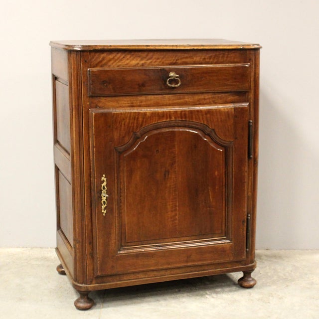 Louis XV 1-door sideboard Solid walnut Late 18th century - Louis XV Dimensions: width 87 cm, depth 51 cm, height 112 cm In...