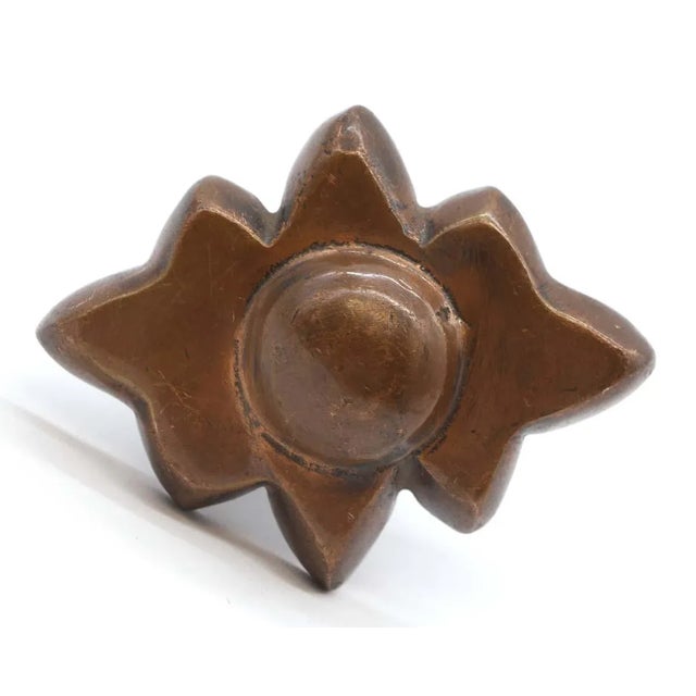 Vintage copper finish cast brass door knob set with a fleur de lis design. Priced as door knob, spindle, and back plate....