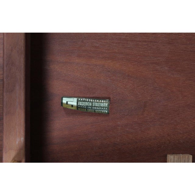 Brown Extendable Coffee Table 5360 in American Walnut with 2 Drop-Down Leaves by Fredericia Stolefabrik for Børge Mogensen, Denmark, 1970s For Sale - Image 8 of 9