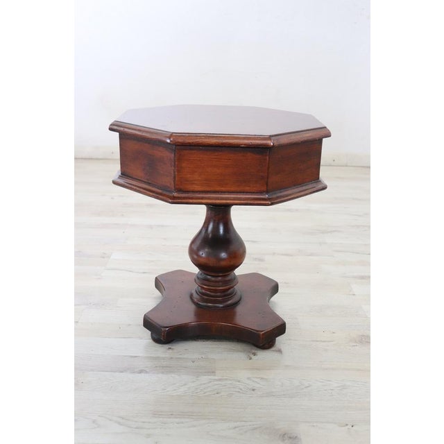 This elegant and sophisticated Italian side table from the 1980s beautifully embodies the craftsmanship and timeless...