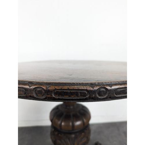 Neo-Gothic Oak Side Table, in Very Good conditions.