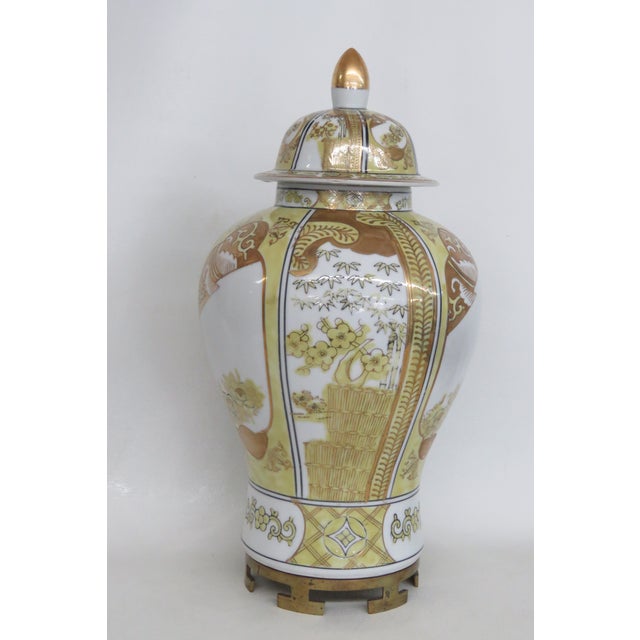 Gold Imari Porcelain Lidded Ginger Jar Hand Painted Urn With Display Stand 5012b For Sale - Image 4 of 16