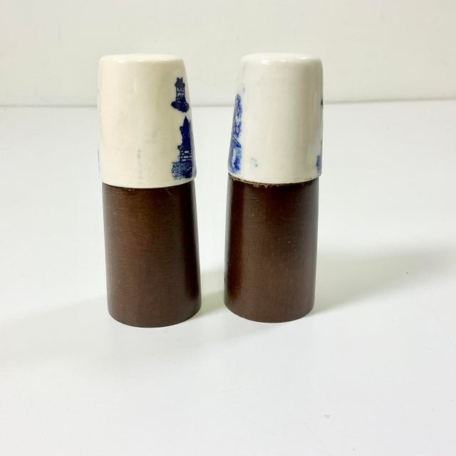 1950s 1950s Chinoiserie Boho Chic Blue Willow Ceramic & Walnut Salt and Pepper Shakers - A Pair For Sale - Image 5 of 8