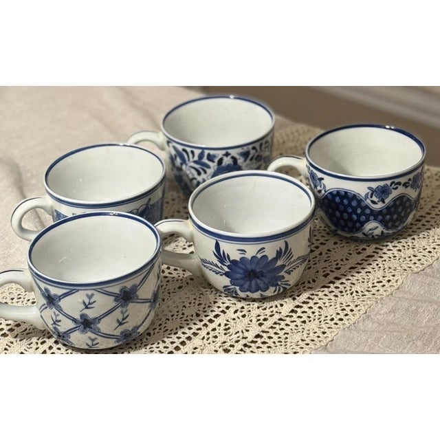 Chinese 1970s Set of 5 Centrum Cxm4 Blue Floral Chinese Porcelain Large Cappuccino Mugs For Sale - Image 3 of 10