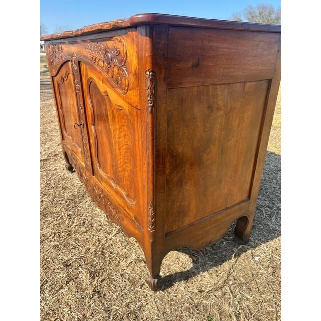 Fine 18th Century French Louis XV Provincial Burl Walnut Sideboard / Buffet. For Sale - Image 17 of 18