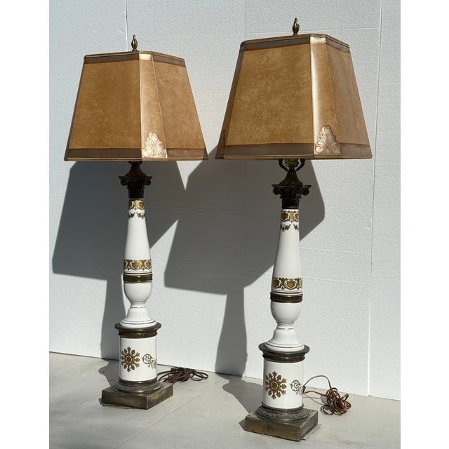 Metal 1960s Pair of White and Brass Neoclassical Hollywood Regency Lamps With Custom Handmade Shell Accent Shades For Sale - Image 7 of 16