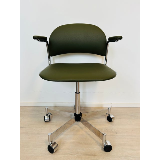 This chair has correctly working hydraulic lifting mechanism up and down 10 cm I have official proof of authenticity such...