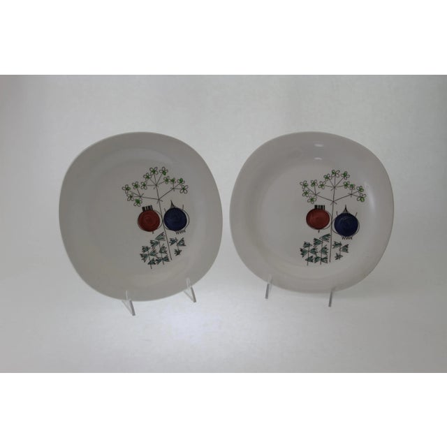 New 1960’s Vintage Rörstrand Pomona Picknick European Dinner Plates & 1 Salad Bowl, Designed by Marianne Westman- 14 Pieces For Sale In New York - Image 6 of 12
