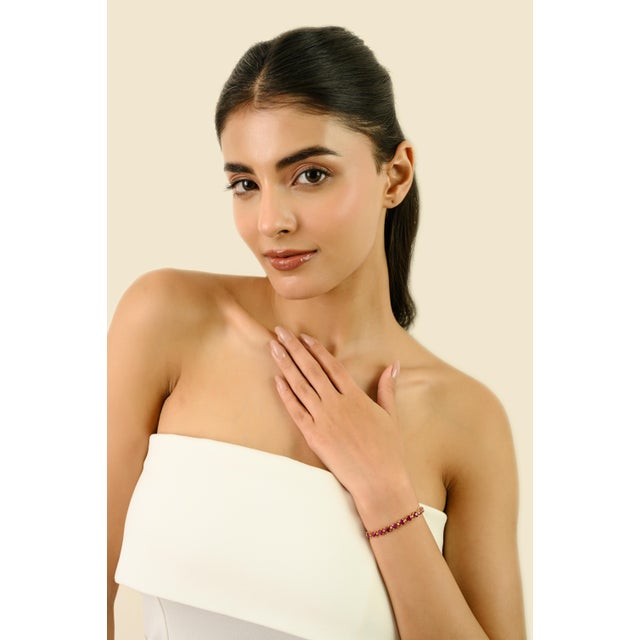 Handcrafted 12.99Ct Round Cut Ruby & Diamond Tennis Bracelet in 18k Gold For Sale - Image 4 of 13