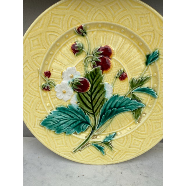 De Sarreguemines Majolica Strawberries Plate Sarreguemines, Circa 1880 For Sale - Image 4 of 5