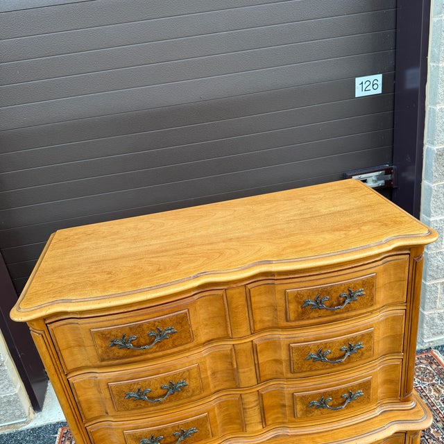 Late 20th Century Monumental Thomasville French Louis XV Maple & Burl Wood 6 Drawer Chest on Chest Highboy Dresser For Sale - Image 11 of 16