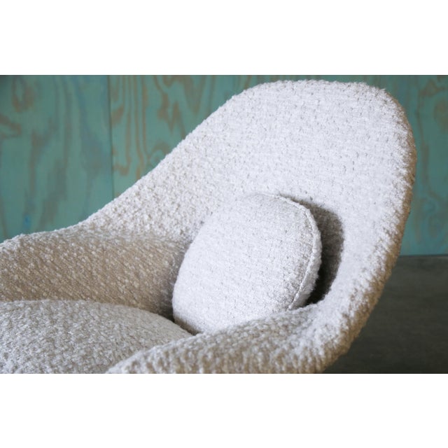 Mid-Century Modern 1960s White Attributed Knoll Womb Chair and Ottoman Holly Hunt Eero Saarinen Mid Century Modern For Sale - Image 3 of 13