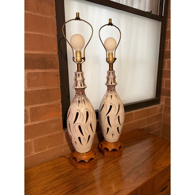 Wood Pair of Vintage Mid-Century Modern Pierced Ceramic Table Lamps With White Lava Glaze and Walnut Bases For Sale - Image 7 of 9
