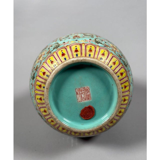 China, 20th century. Famille rose porcelain vase on a turquoise background. Republican period (1912-1949). For Sale - Image 6 of 7