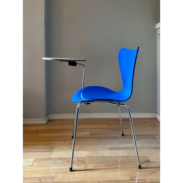 Vintage Design "Series 7" chair by Arne Jacobsen for Fritz Hansen. Sitting in blue tinted wood and chrome aluminum base....
