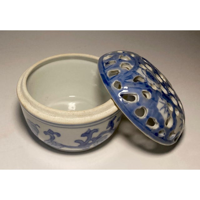 Chinese 1980s Chinese Blue and White Porcelain Trinket Boxes a Pair For Sale - Image 3 of 9