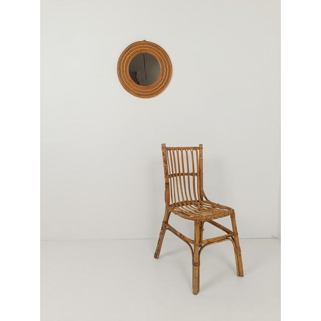 A splendid round wall mirror made in Italy with natural fibers between the 60s and 70s. This 49cm diameter mirror has a...