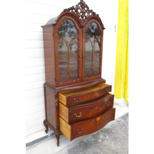 Early 20th Century Early 1900s Homer Bros Tall Carved Inlay China Display Cabinet Cupboard 6136 For Sale - Image 5 of 18