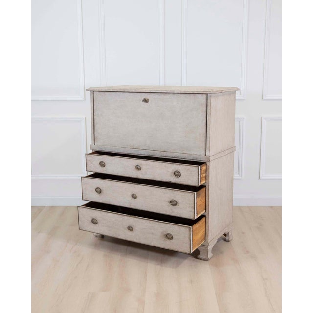 An antique Swedish bureau in antique white. For Sale - Image 4 of 10