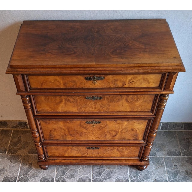 Antique German Gentleman's Chest of 4 Drawers in Grained Walnut Veneer, 1880s For Sale - Image 3 of 7