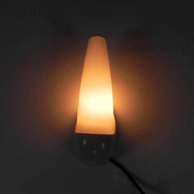 This wall lamp is an iconic piece from the 60s, designed by the renowned Dutch brand Bo Niko. Height: 22 cm. Width: 7.5...
