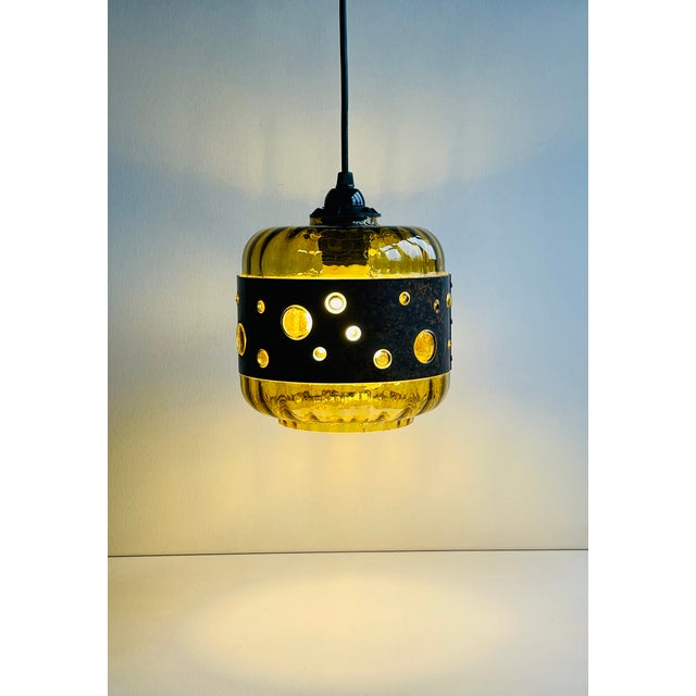 Mid-century brutalist ceiling lamp in green colored glass and copper. Design by the Finnish design Nanny Still for Raak...