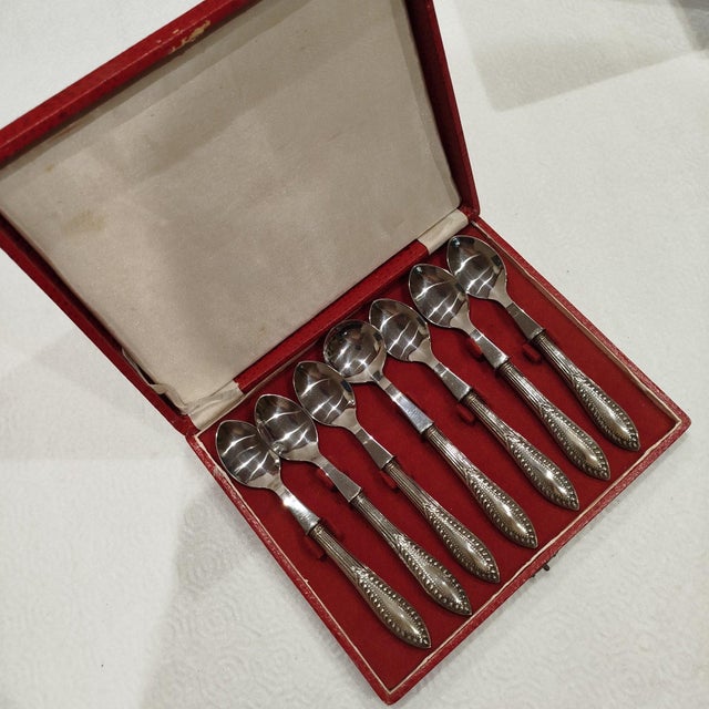 Case Containing a Set of 6 Teaspoons and a Sugar Spoon, in Silver. 166 grams. Height: 6.7 in (17 cm) Width: 8.27 in (21...