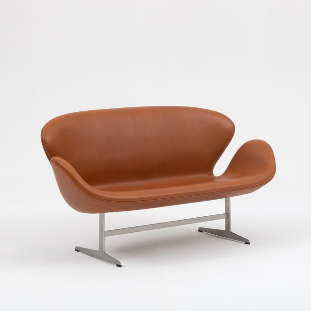 Brown Arne Jacobsen “Swan” Sofa & Pair of Chairs in Cognac Leather for Fritz Hansen - Set of 3 For Sale - Image 8 of 18