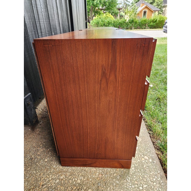 1960s Arne Wahl Iversen for Vinde Møbelfabrik Danish Modern Teak Vanity Desk Set | Made in Denmark | Floating Vanity With Hidden Mirror Dresser Set For Sale - Image 9 of 16