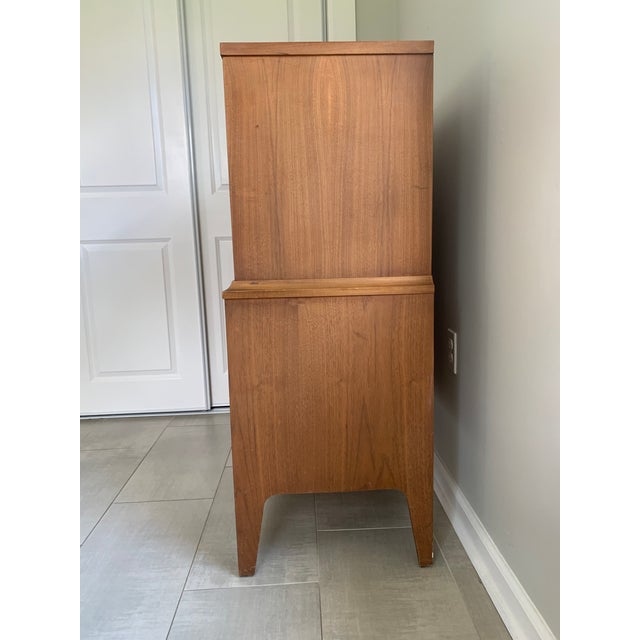 A Johnson Carper Highboy dresser with 5 drawers with tons of storage. This walnut laminate dresser is in excellent...